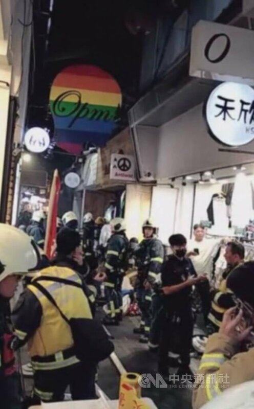 台北市信義區五分埔商圈30日晚間發生火警，所幸現場無人受困，火勢約於晚間8時20分撲滅。但有名女住戶因上樓尋找起火處，不慎跌倒造成左手掌燙傷、意識清醒，已送醫治療。（翻攝照片）中央社記者黃麗芸傳真　114年10月30日