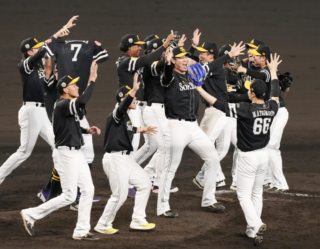 日本職棒總冠軍賽30日進行G5，福岡軟銀鷹隊以3比2擊退阪神虎隊，奪下睽違5年的冠軍。（共同社）