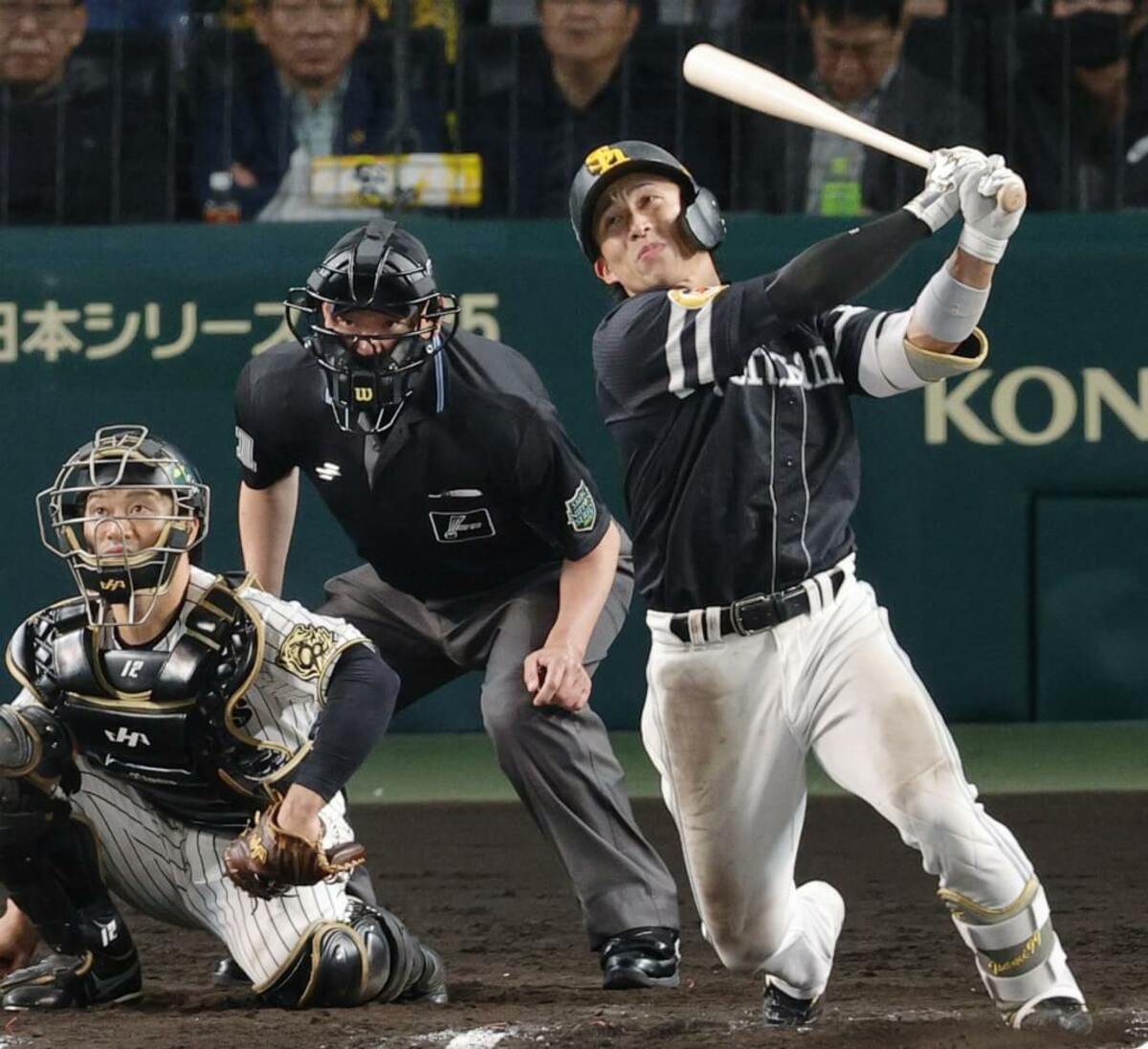 軟銀靠著野村勇轟出陽春砲，最終以3比2擊退阪神。（共同社）
