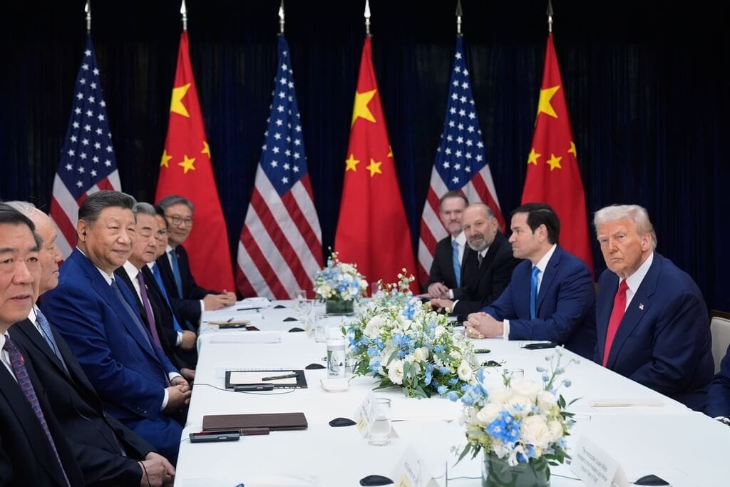 美國總統川普（右）與中國國家主席習近平（左3）30日在韓國釜山舉行會談。 圖：中央社提供