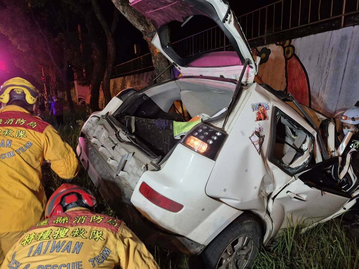 女子酒駕上路衝撞一旁道路，車內6人全數受困，其中一名男童更一度失去呼吸心跳。 圖：花蓮縣消防局提供