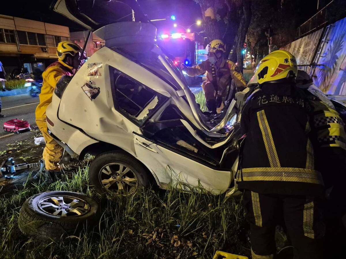 車身嚴重變形成「V字形」，車上6人更一度受困車內。 圖：花蓮縣消防局提供