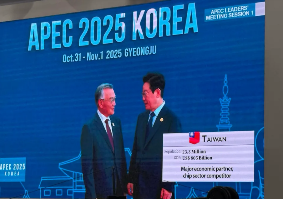 媒體中心現場直播畫面介紹中華台北代表林信義入場時，螢幕字卡以「台灣」（TAIWAN）介紹，並放上我國國旗。 圖：APEC台灣媒體團提供