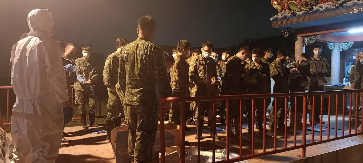 今(31)日國防部再加派50名國軍人力到場支援。 圖：國防部提供