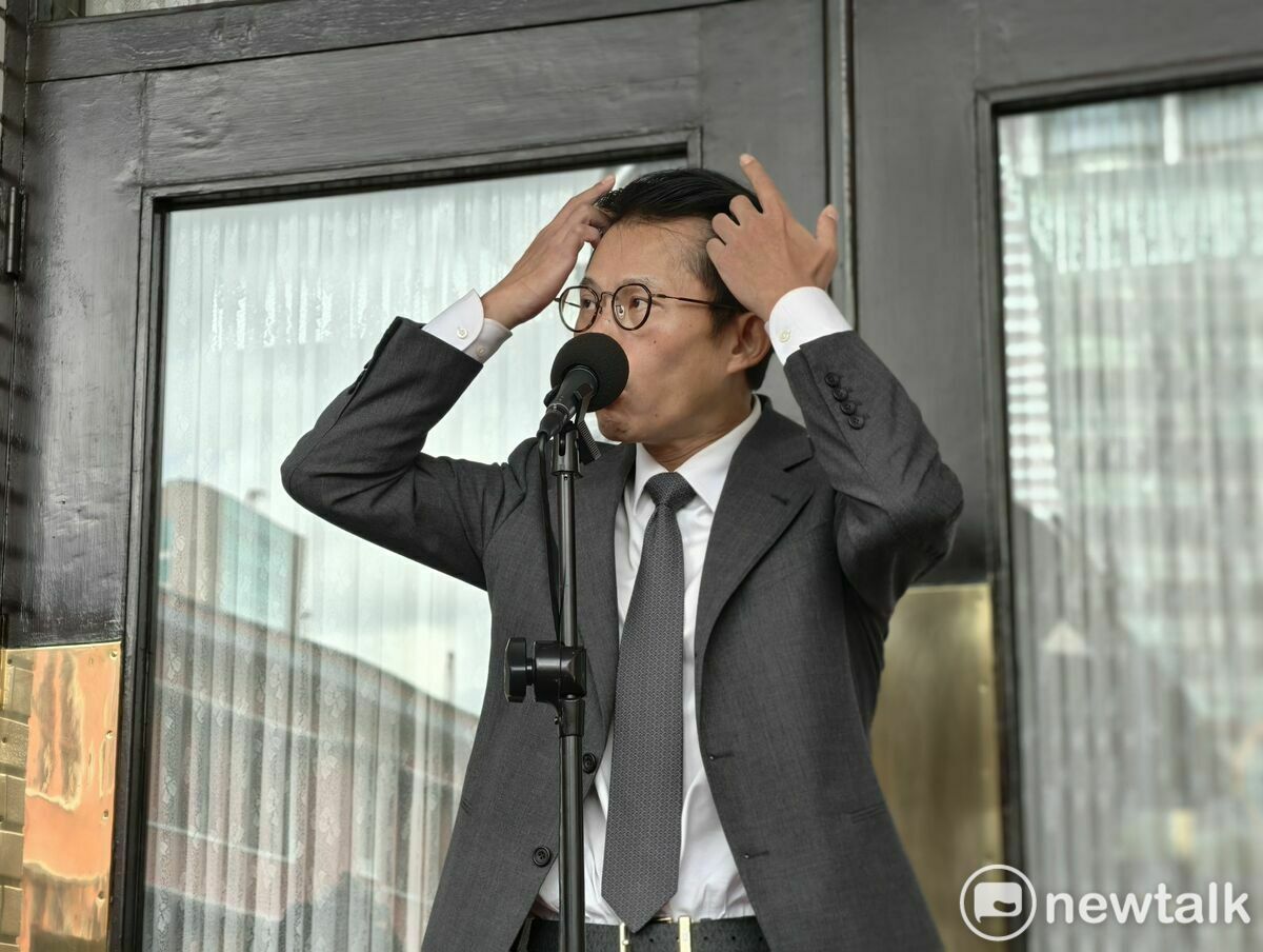 民眾黨主席兼黨團總召黃國昌今遭問有媒體人爆料他禿頭、戴髮片，他當場撥髮給媒體看、3度無奈喊「台灣的媒體怎麼會病態成這個樣子？」 圖：周煊惠 / 攝
