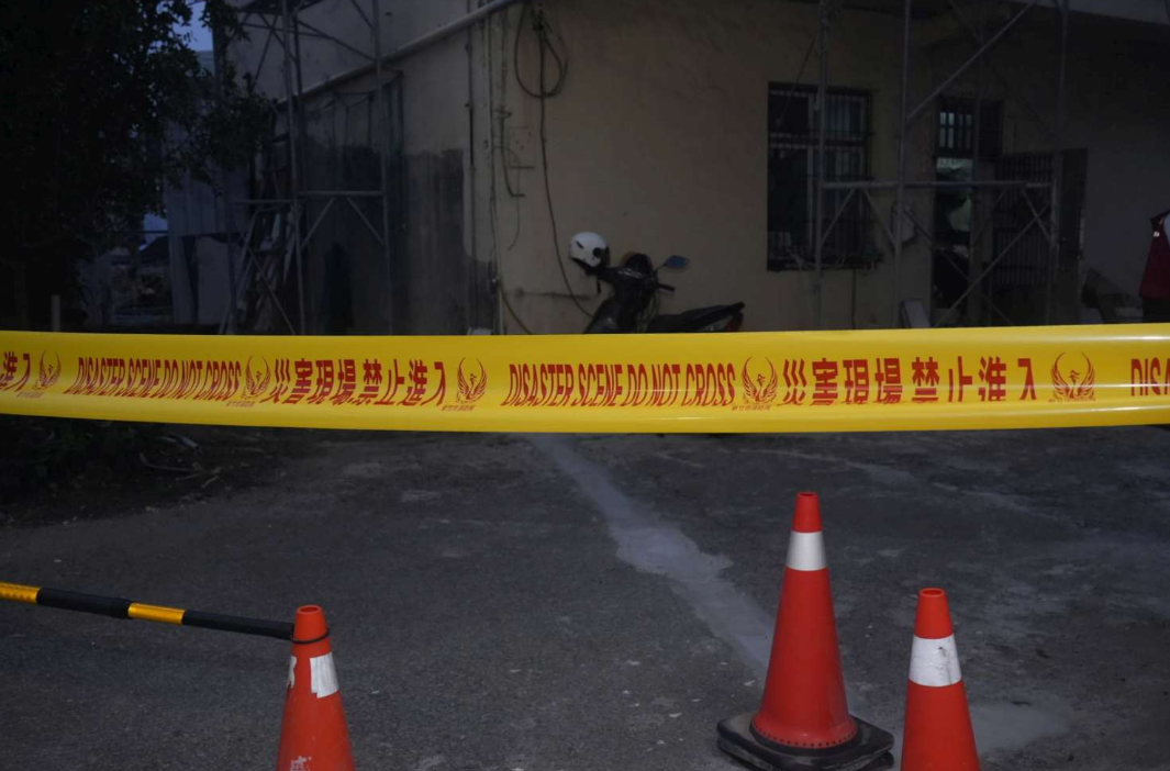 都發處會同警察單位拉設警戒線封鎖現場。 圖：新竹市政府提供