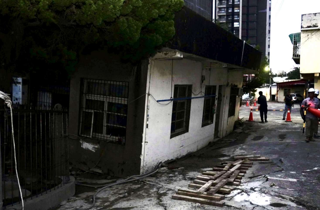 現場受影響建物，出現明顯下陷情形。 圖：新竹市政府提供