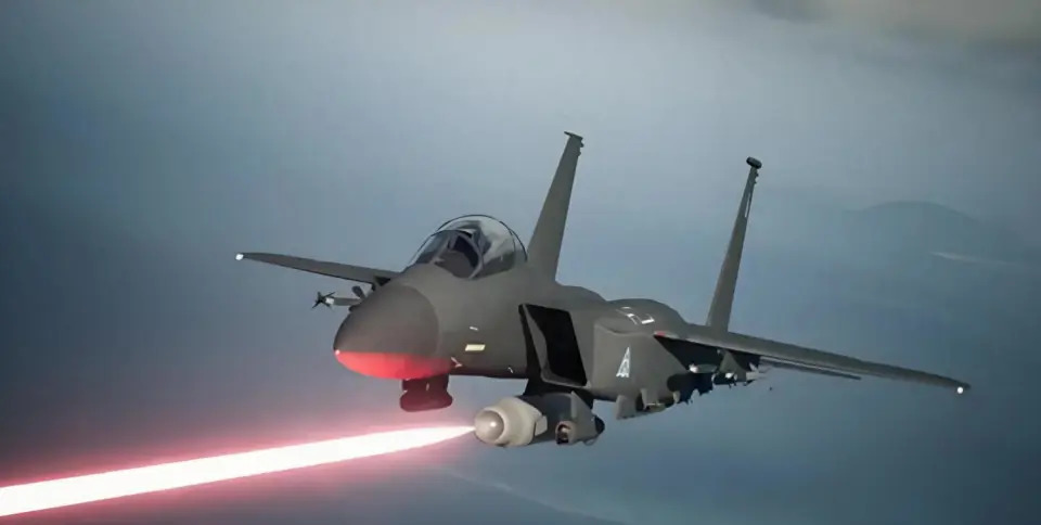 中國《央視》播出的動畫中，殲-11B 戰鬥機底下竟掛載「雷射砲系統」，引起各界關注。 圖：翻攝自 騰訊新聞@矚望雲霄