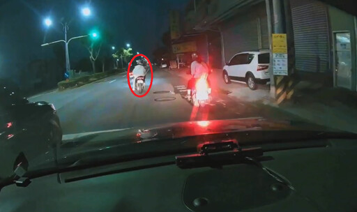 鄭姓男大生騎改裝機車拒檢狂飆，警一口氣開出43張罰單。 圖：翻攝畫面