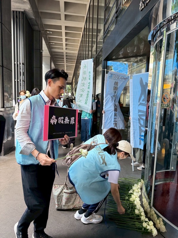 長榮航空孫姓空服員抱病執勤後猝逝，民航局要求公司必須與工會進行勞資協商。 圖：取自長榮航空企業工會臉書