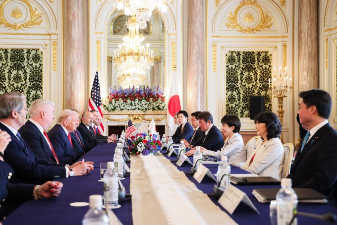 高市早苗就任日本首相後，立即推出自己的內閣成員清單，並帶領團隊與拜訪亞洲的美國總統川普會面。 圖：翻攝自 @takaichi_sanae X 帳號