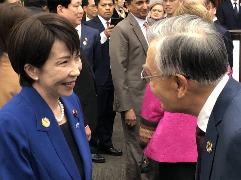 日本首相高市早苗（左）於社群媒體Ｘ貼出在韓國APEC會議期間，與我國領袖代表林信義（右）的同框互動照。 圖 : 翻攝自高市早苗Ｘ