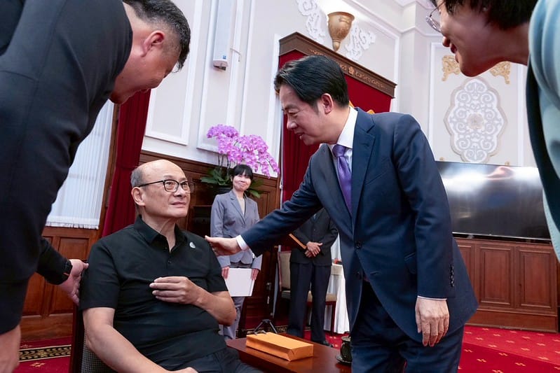 賴清德專程到林芳郁的位子上合影致意。 圖：總統府提供