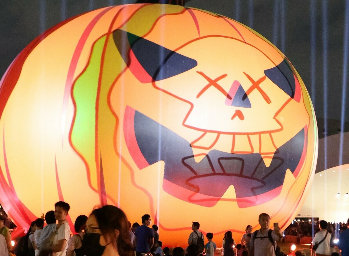巨型南瓜不斷閃爍出橘紅、紫黑、金黃等萬聖節主題色彩。 圖：高雄市教育局/提供