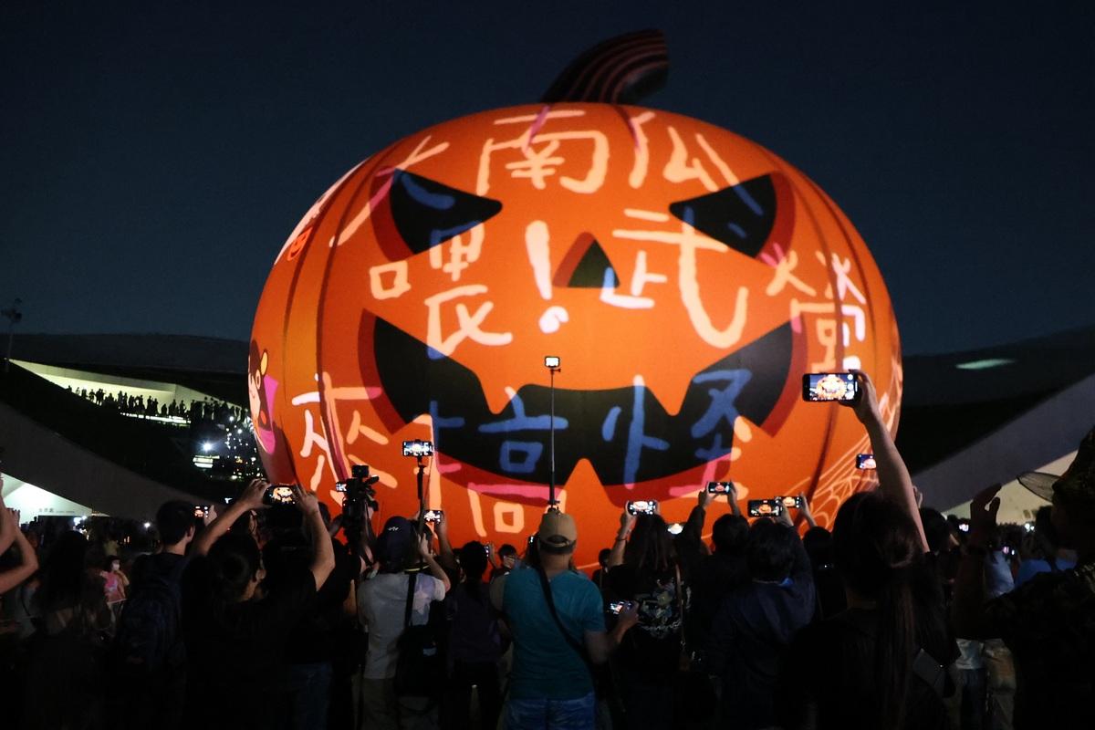 22公尺巨型南瓜燈光秀在衛武營戶外廣場啟動。 圖：高雄市教育局/提供