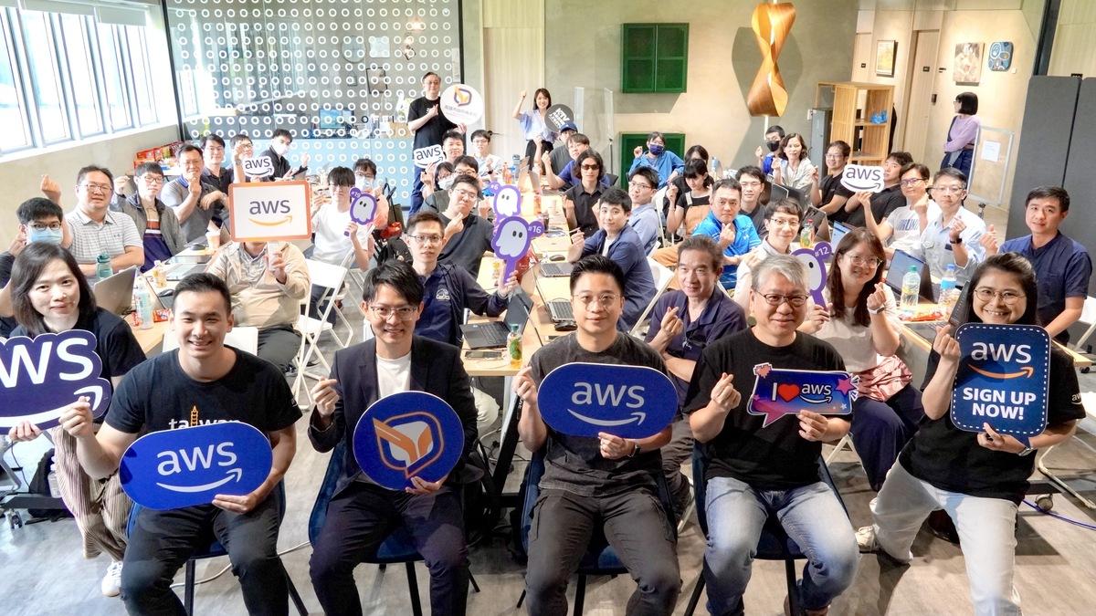 K-TV新媒體人才培育中心定期辦理培育課程，力邀業界創作團隊與專業講師協助輔導人才。圖為亞馬遜網路服務(AWS)在今年8月首度南下於K-TV舉辦培訓課程。 圖：高雄市青年局/提供