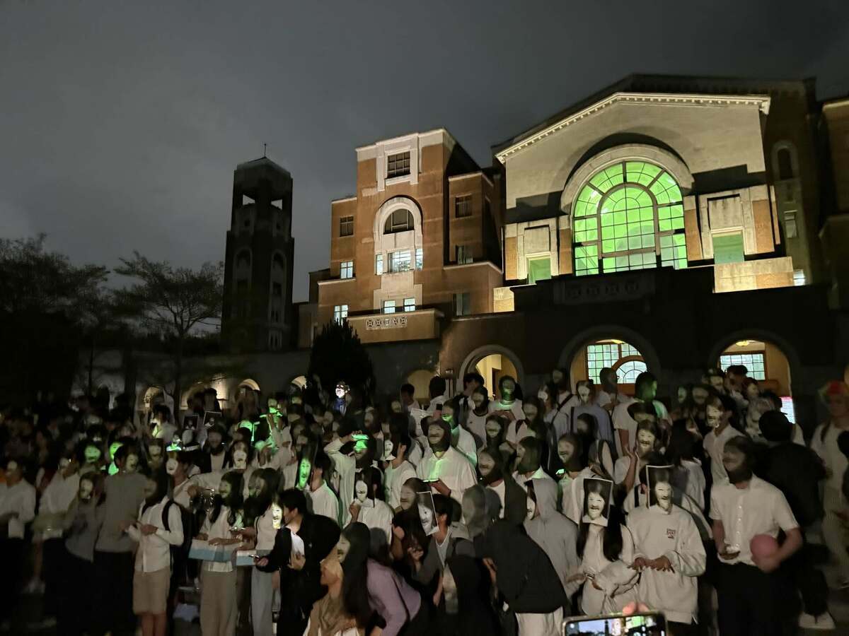 台大學生昨（31日）晚間在椰林大道舉辦萬聖節變裝遊行，大批學生戴上盧秀燕臉譜、身穿白衣，有人刻意在臉上打出綠光，還有人自備小鼓模仿敲擊姿勢，重現「綠光打鼓」經典畫面。 圖/取自Treads@Yi Jen Lai