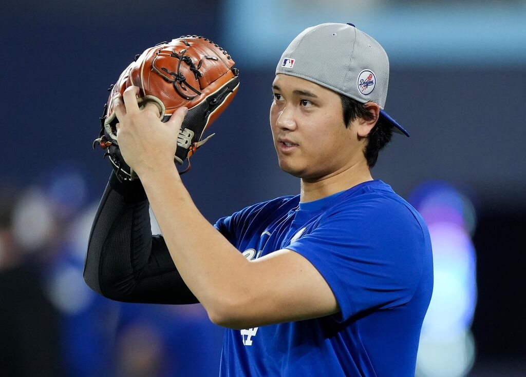圖為大谷翔平在世界大賽第6戰賽前進行投球練習。（美聯社）