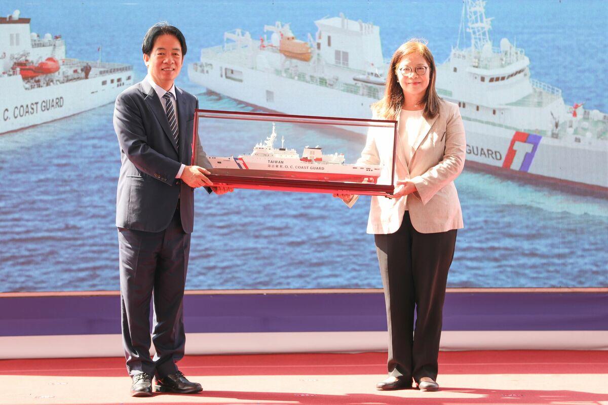 管碧玲(右)向賴總統(左)呈獻台北艦船模。 圖：海巡署艦隊分署/提供