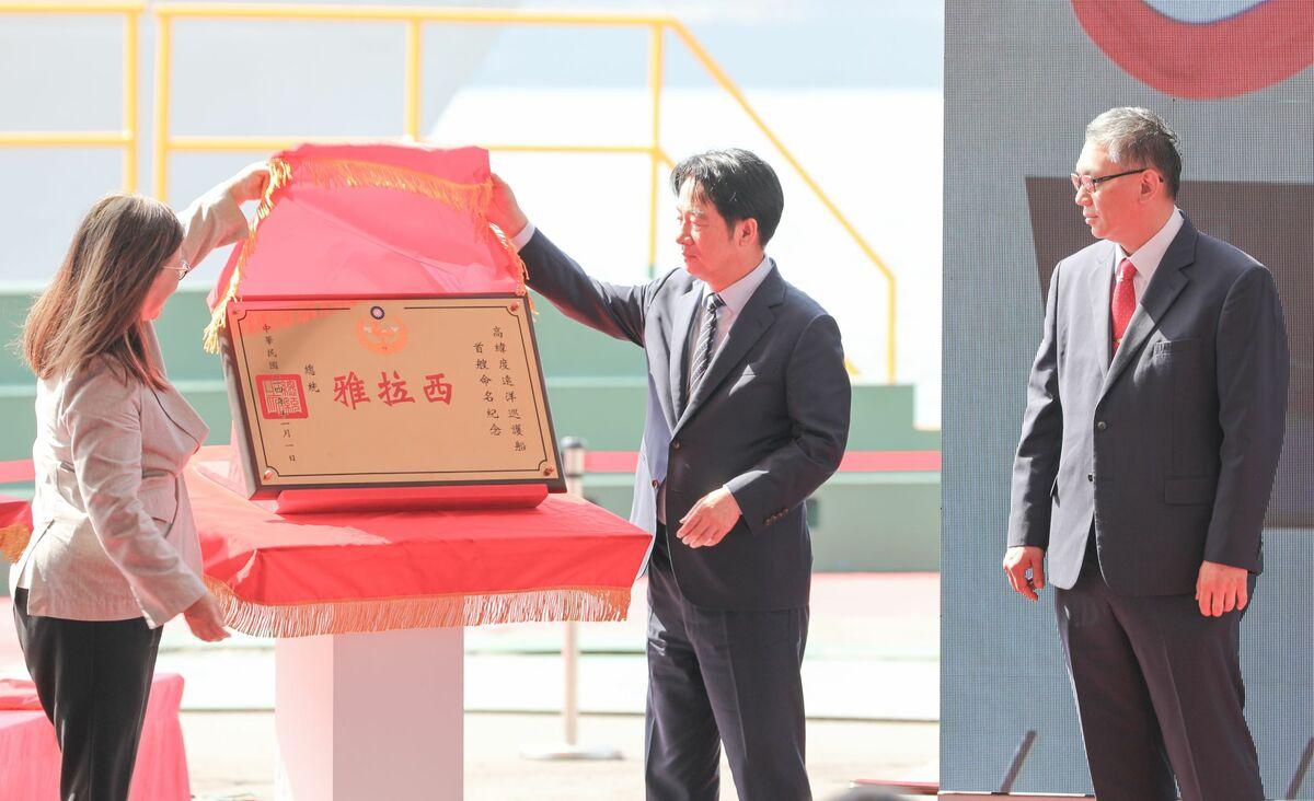 賴總統(中)與管碧玲(左)為我國首艘高緯度遠洋巡護船「西拉雅」命名揭牌。 圖：海巡署艦隊分署/提供