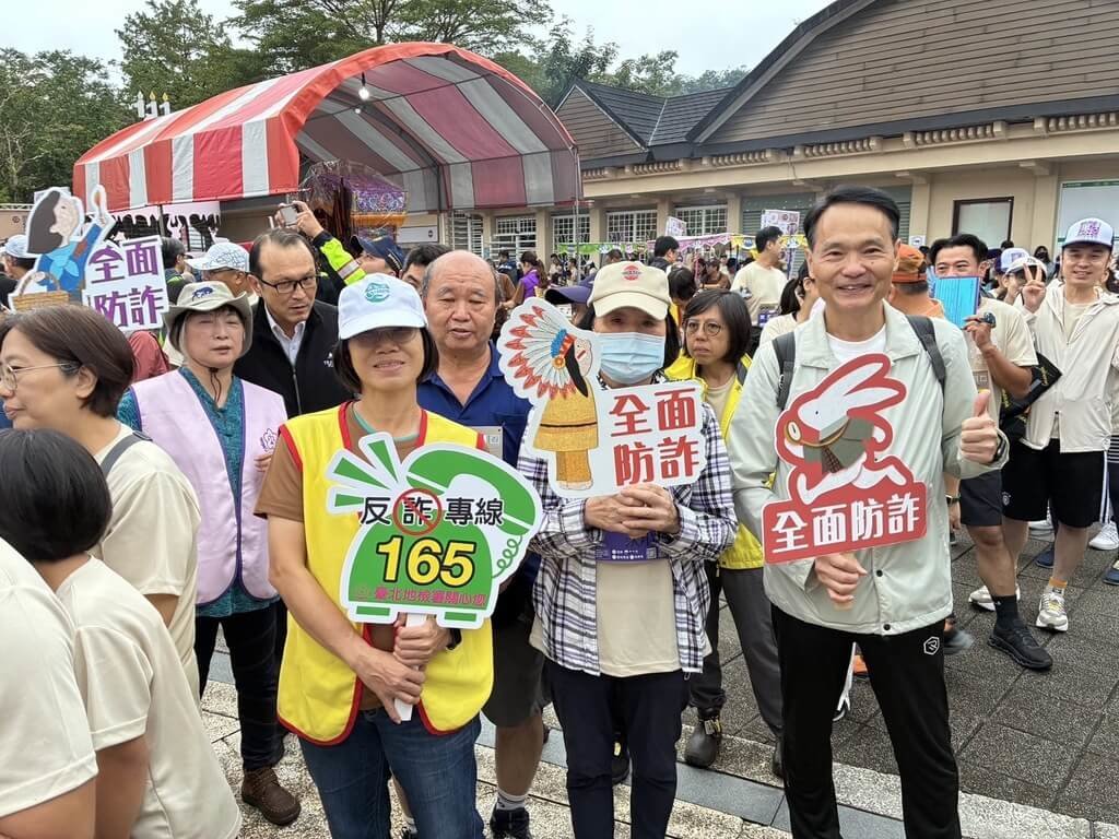 元太慈愛人文推廣協進會攜手台北地檢署等單位舉辦「神獸盃公益路跑」，1日在台北市立動物園登場，北檢並於現場設攤進行反毒詐趣味宣導活動，吸引民眾參與。（台北地檢署提供）中央社記者林長順傳真　114年11月1日