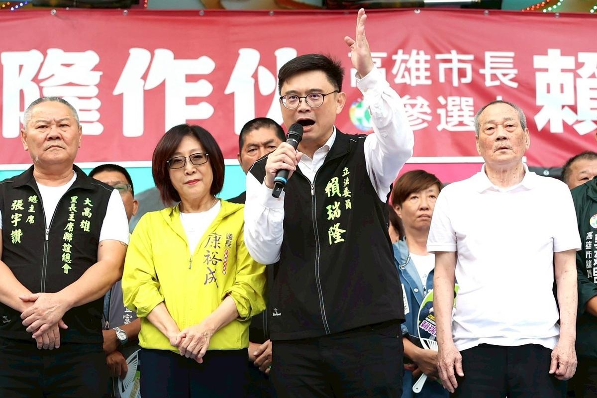 賴瑞隆(中)表示鄉親就是他「最大咖」的後盾，2026有信心能與市民共同延續民進黨執政的光榮。 圖：賴瑞隆辦公室/提供