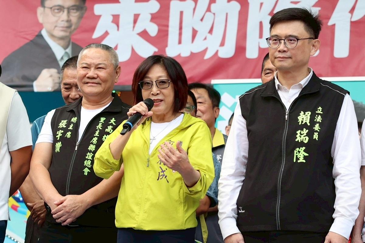 康裕成(中)表示賴瑞隆(右)是唯一有在市府服務過的參選人，可以延續陳其邁的政績。 圖：賴瑞隆辦公室/提供
