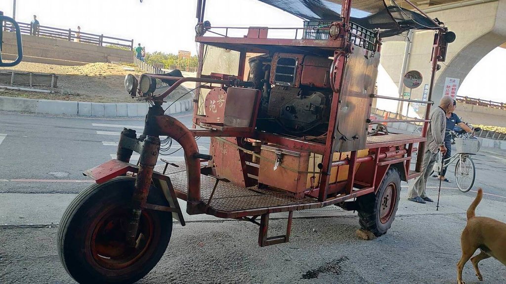 彰化縣芳苑鄉潮間帶一輛載客觀光的「鐵牛」蚵車（圖）1日疑因傳動軸行駛中斷裂引發失控翻車，10人擦挫傷，所幸皆無大礙。（民眾提供）中央社記者蕭博陽彰化縣傳真　114年11月1日