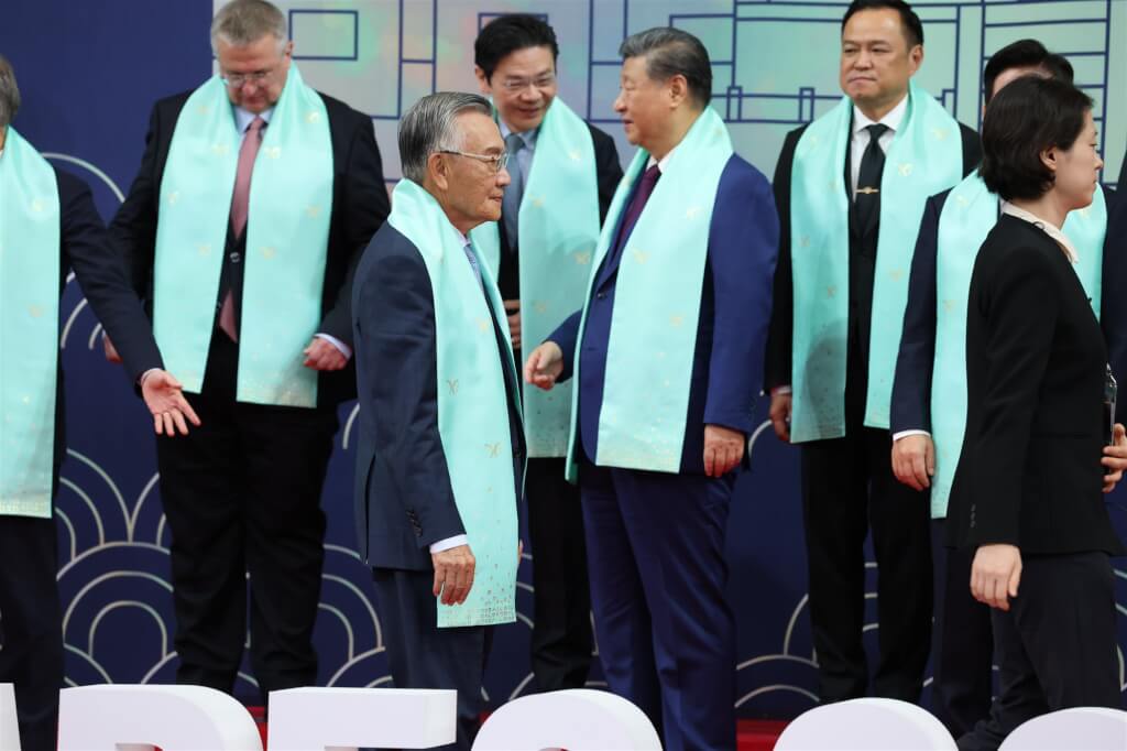 2025年亞太經濟合作會議（APEC）領袖合影環節，台灣領袖代表林信義（左二）與中國國家主席習近平（左四）全程無互動。（APEC台灣媒體團提供）