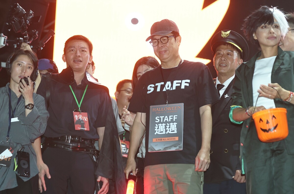 陳其邁(中)、邱議瑩(右一)、吳立森(左二)參與萬聖節創意裝扮遊行。 圖：高雄市教育局/提供