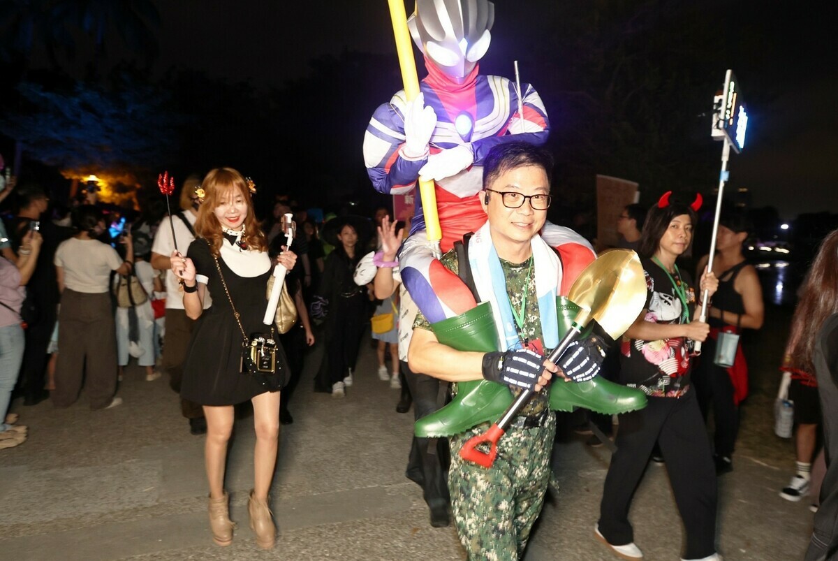 新上國小校長王彥嵓(中)扮成鏟子超人加入創意裝扮遊行。 圖：高雄市教育局/提供