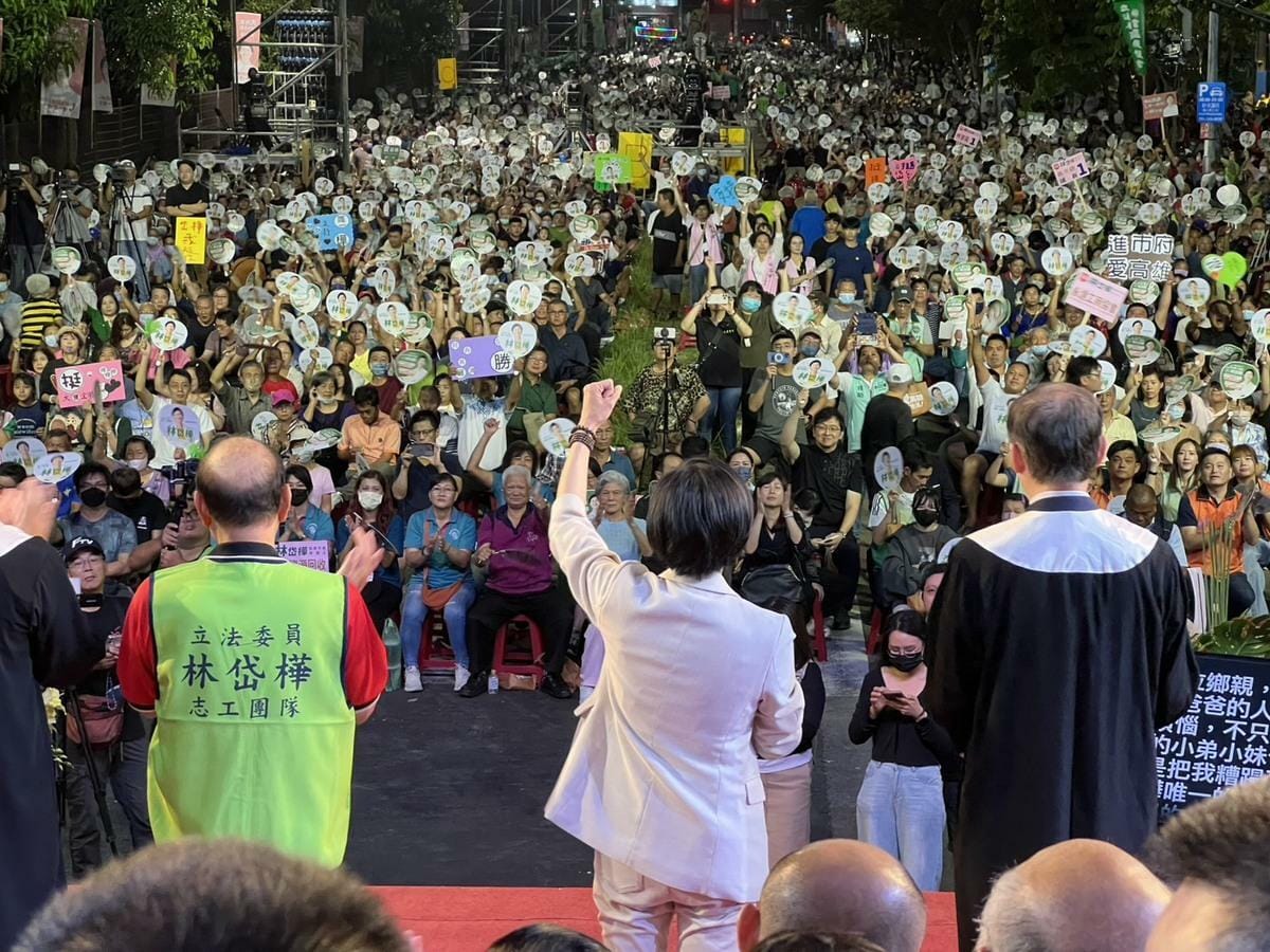 林岱樺(中)在舞台上由衷表達對現場滿溢支持者的感謝。  圖：林岱樺辦公室/提供