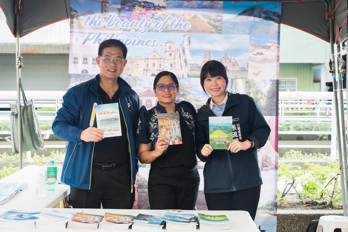 張硯卿(右)表示市府將持續與駐台機構及民間團體合作，讓高雄成為新住民的第二家鄉。 圖：高雄市行國處/提供