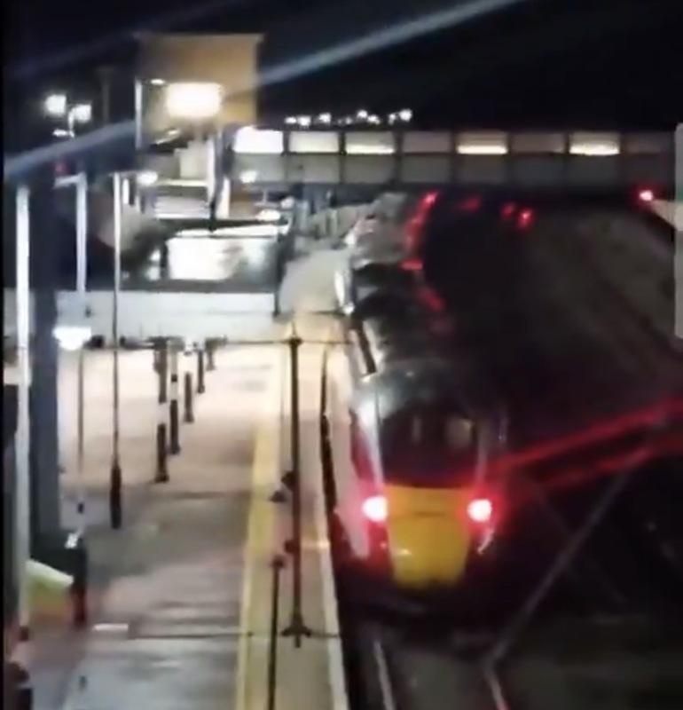 英國列車上昨（1）日發生多起隨機砍人案，造成至少10人送醫，其中9人傷勢危及生命。 圖：翻攝自 X影片