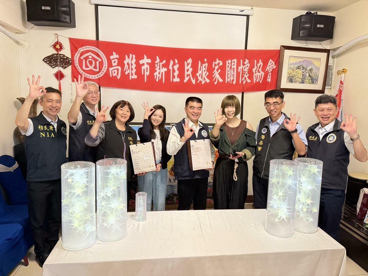 陸委會楚恆惠參事與梁女士及移民署等代表合影。 圖：台港策進會提供