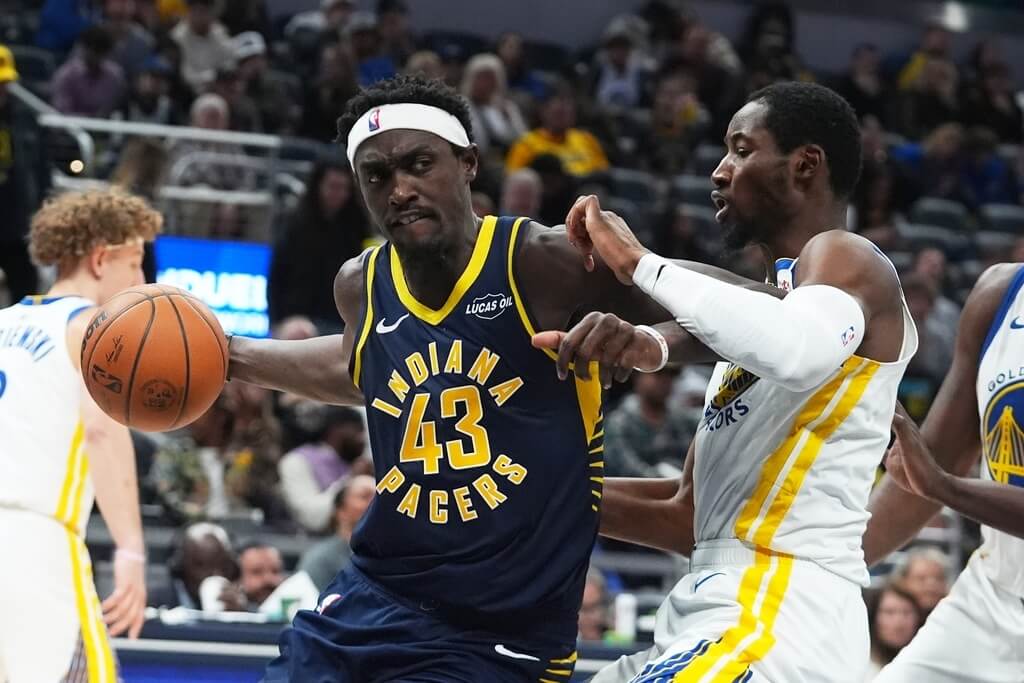 NBA印第安納溜馬隊西雅坎（左）1日比賽中，終場前投進關鍵三分球率隊擊敗金州勇士。（美聯社）