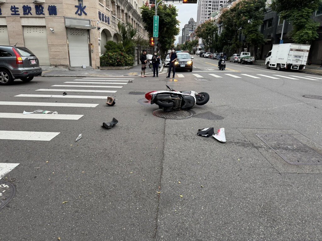 台中市南屯區2日上午5時58分於文心南三路與永春東一路口發生汽車與機車碰撞事故，女機車騎士傷重送醫搶救不治，肇事責任由警方調查中。（民眾提供）中央社記者郝雪卿傳真  114年11月2日