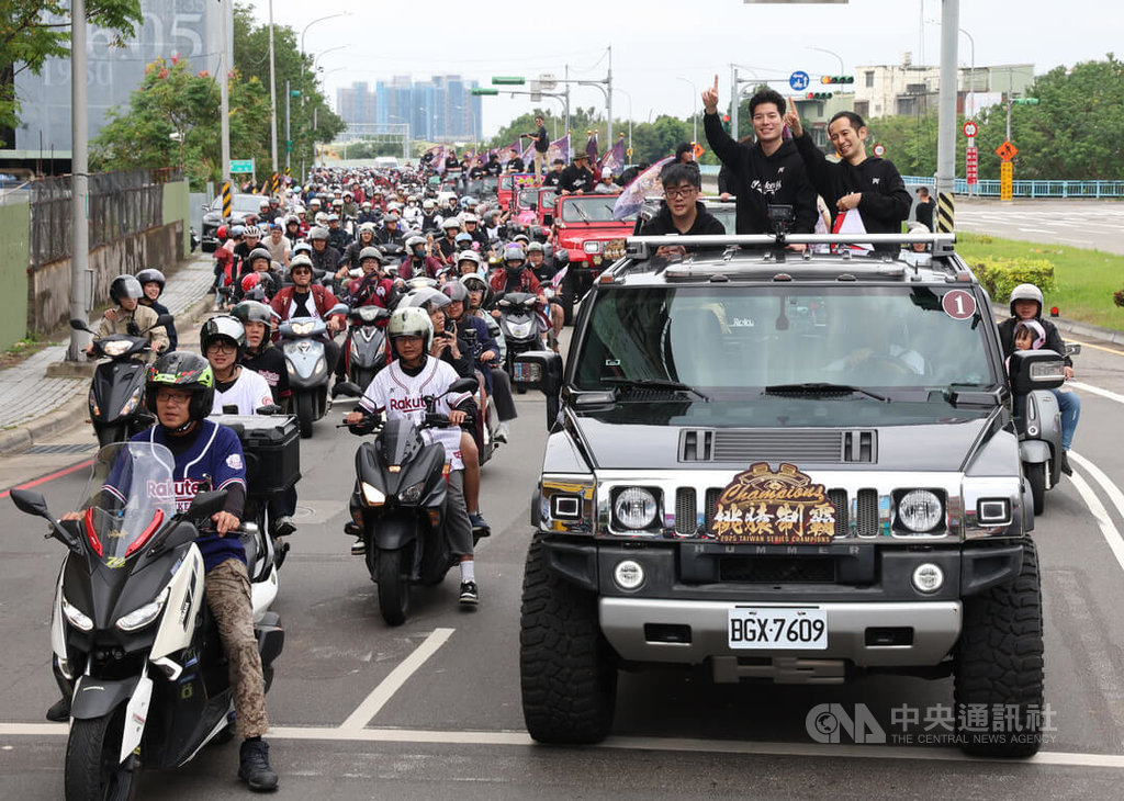 桃猿領隊牧野幸輝（車上右起）、副領隊礒江厚綺登上吉普車參與封王遊行。中央社記者張新偉攝　114年11月2日