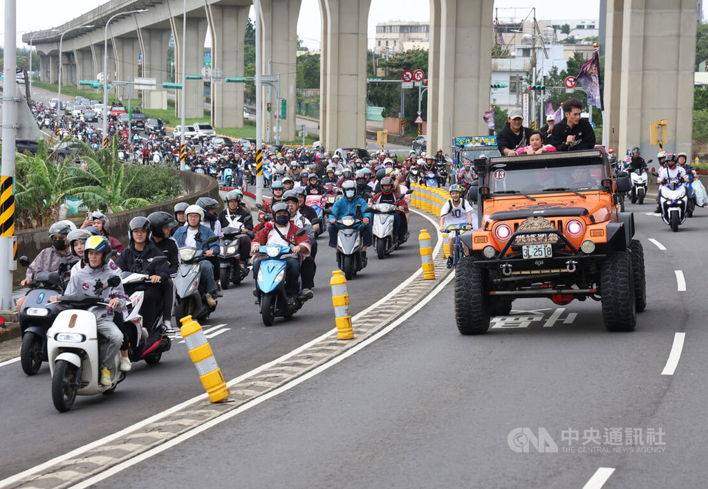 球員林承飛（車上右）、林子偉（車上左）同車，大批球迷騎車跟隨。中央社記者張新偉攝　114年11月2日