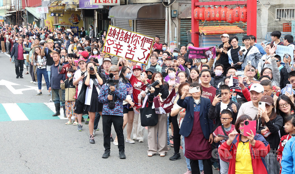 球迷沿途歡慶，高舉看板為球員喝采。中央社記者張新偉攝　114年11月2日