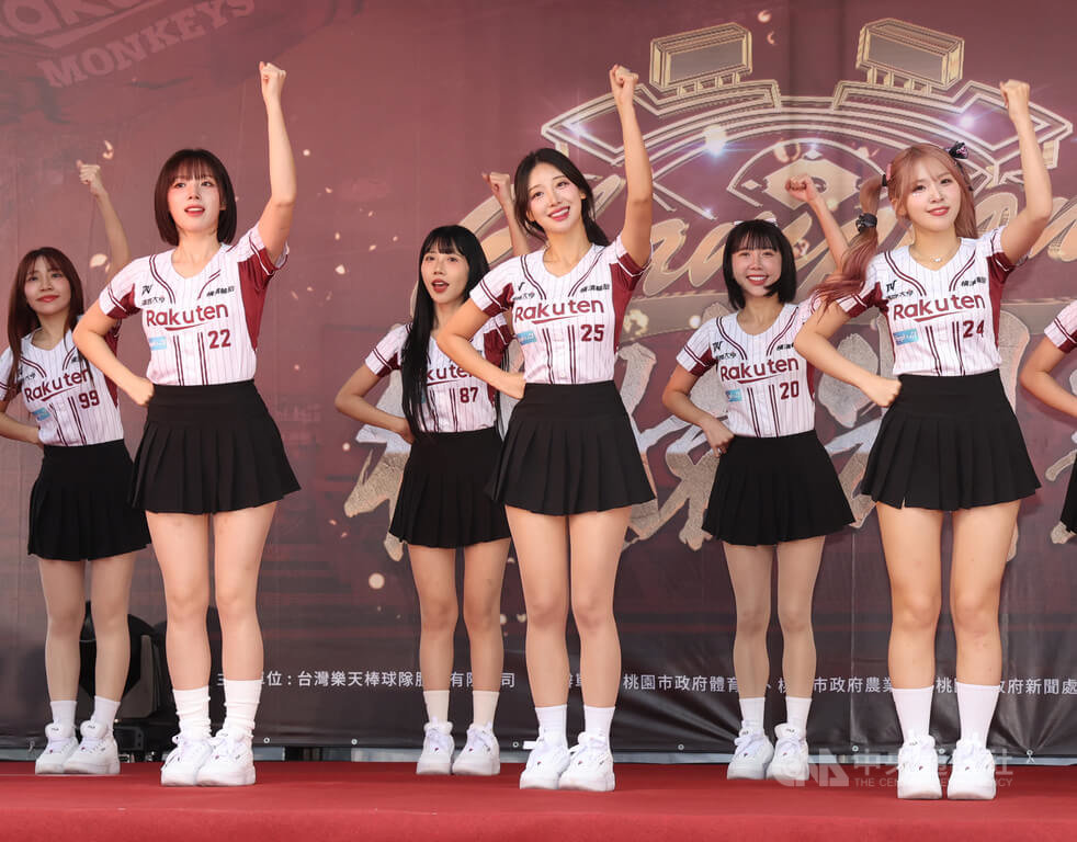 球隊抵達終點站桃園市政府，樂天女孩韓援三本柱河智媛（前左起）、禹洙漢和廉世彬也到場參與活動。中央社記者張新偉攝　114年11月2日