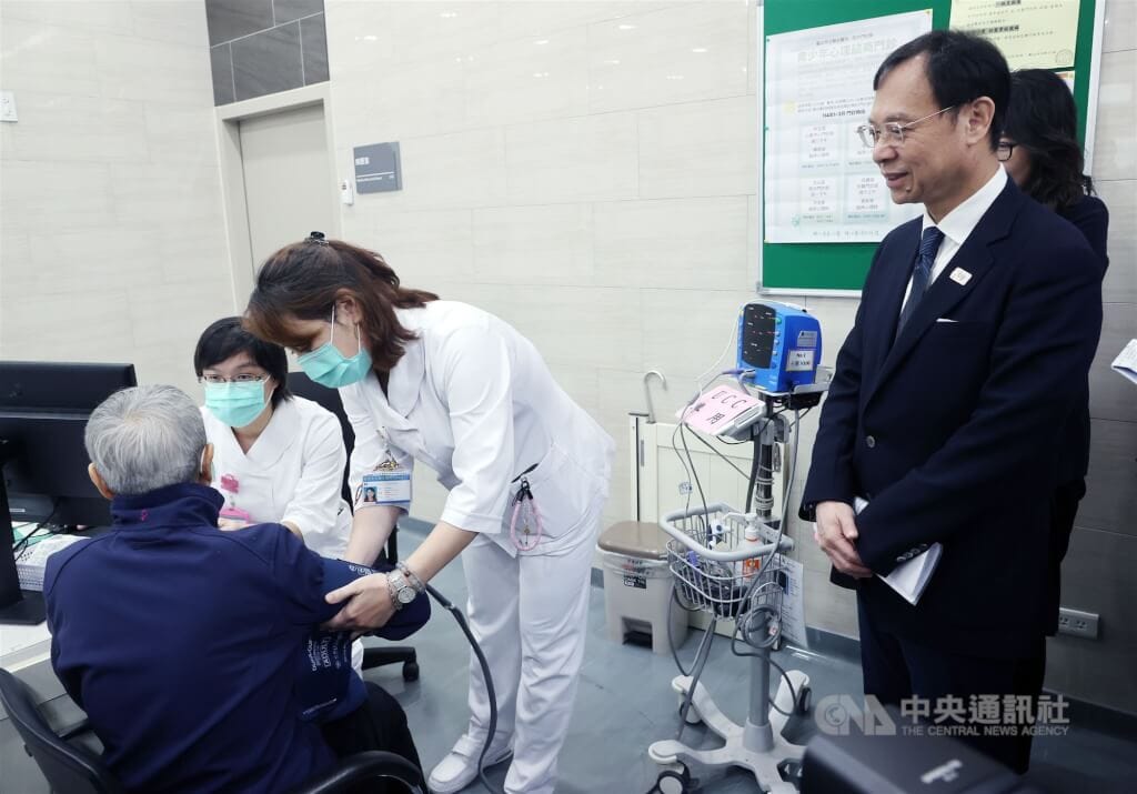 為紓解假日急診壅塞、提升醫療服務效率，健保署宣布自11月2日起試行「假日急症中心（Urgent Care Center，UCC）」，專門收治輕急症患者。2日首次開診，衛福部長石崇良（右）上午出席主持台北市立聯合醫院附設信義門診部UCC記者會並視導醫療流程。 圖:中央社提供