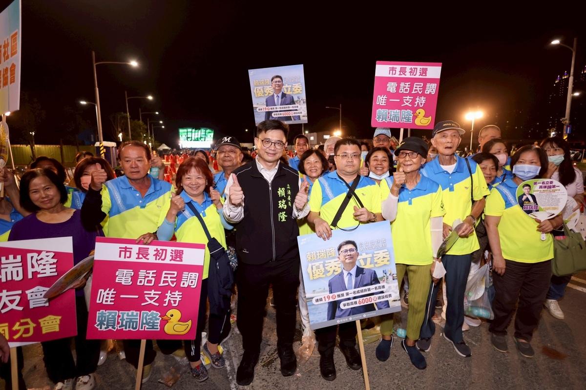 賴瑞隆(中)前鎮政策說明會，與在場鄉親深度交流。 圖：賴瑞隆辦公室/提供