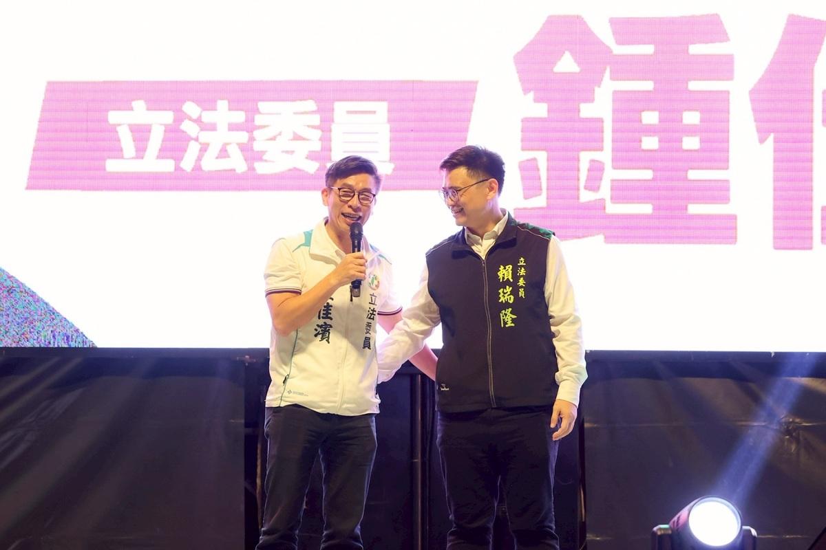 鍾佳濱(左)呼籲群眾一定要支持可以在大選中勝選的賴瑞隆(右)。 圖：賴瑞隆辦公室/提供