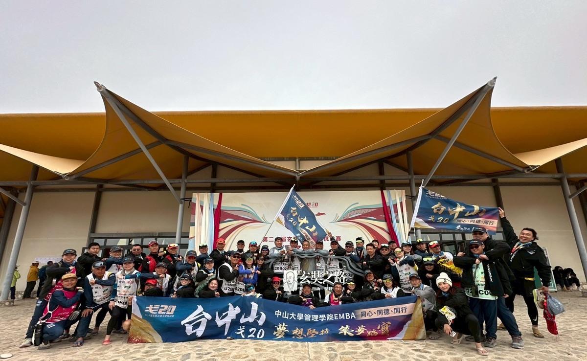 戈壁挑戰賽強調「一起出發、一起到達」的團隊信念。 圖：中山大學戈友會/提供