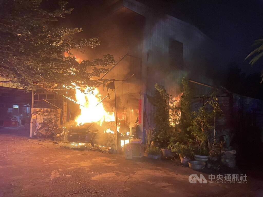 台中市烏日區1處鐵皮住宅3日凌晨發生火警，消防局獲報立即前往，現場為1棟2層樓鐵皮建物，1樓有火煙竄出，經布水線搶救後，火勢於2時44分撲滅。（翻攝照片）中央社記者蘇木春傳真　114年11月3日