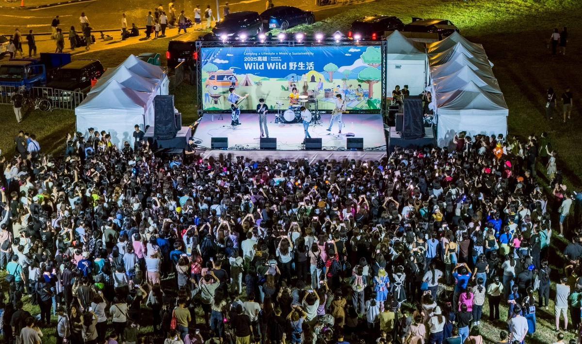 精彩舞台表演吸引滿滿人潮。 圖：高雄市觀光局/提供