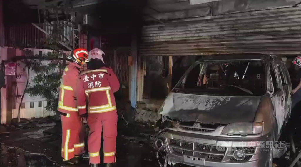 台中烏日區1處住宅3日凌晨發生火警，警消救出1對母女無呼吸心跳，送醫後女兒傷重不治、母親轉加護病房觀察；後續確切起火原因與涉案人動機，由消防局與警方調查釐清。（翻攝照片）中央社記者蘇木春傳真　114年11月3日