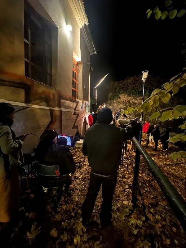 導演蔡明亮率FAMU學生劇組拍攝行者新作〈夜行〉，捕捉演員李康生穿大紅袈裟走在捷克伊赫拉瓦的黑夜裡。 圖:駐捷克文化組提供