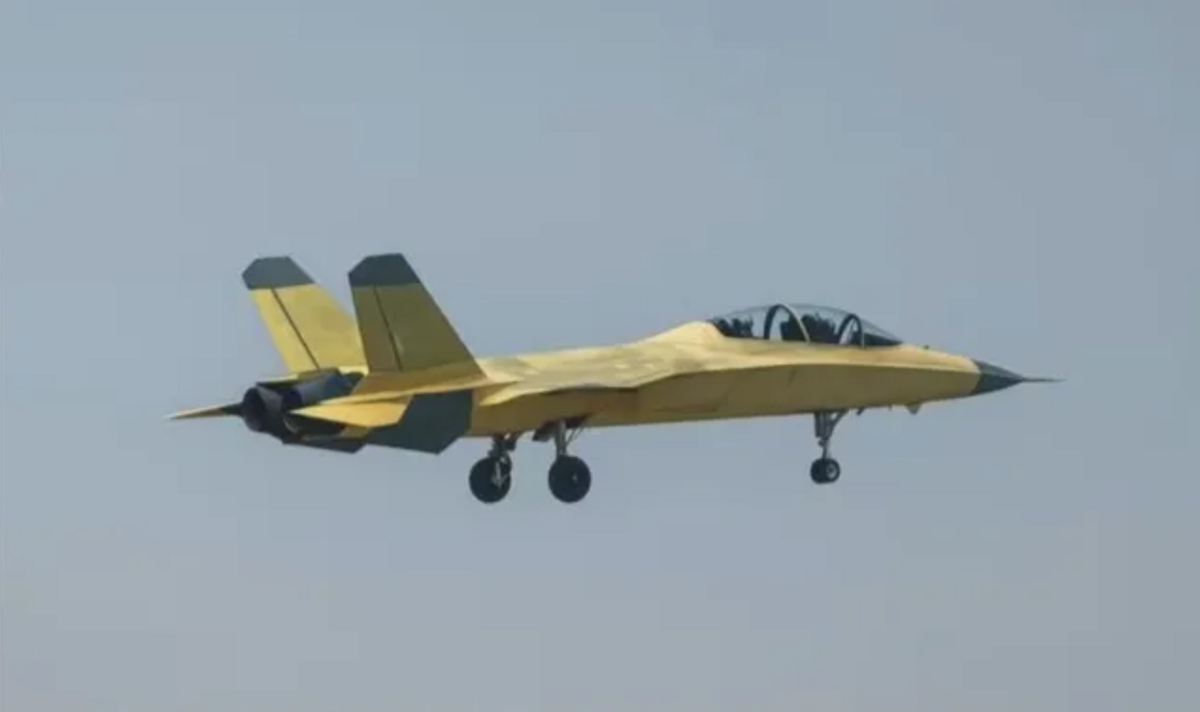 中國航空工業集團公司（AVIC）研製的 L-15「獵鷹」高教機改進型完成首次試飛。 圖：翻攝自 子桑鷹脈